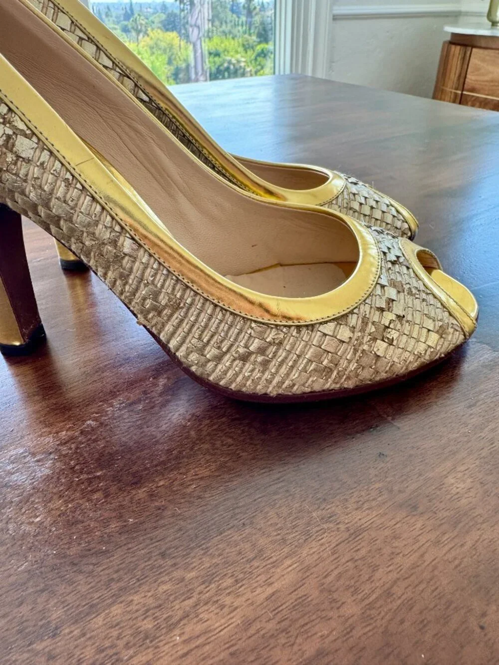 FENDI Spuntata Intreccio Oro / Gold Woven Leather Peep Toe Pump